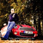 Portrait Mann mit Auto